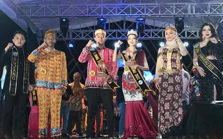 Malam pemilihan Bujang Dara, pasangan yang terpilih akan mewakili Kabupaten Lamandau pada ajang Festival Budaya Isen Mulang tahun 2023. (FOTO : HENDI NURFALAH)