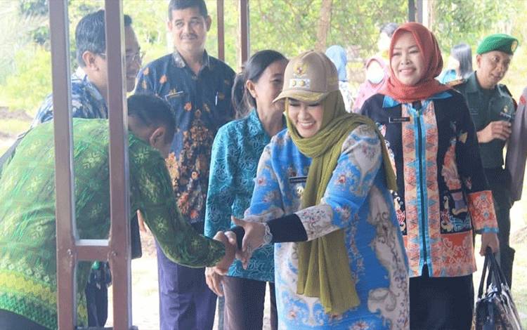 Wakil Wali Kota Palangka Raya, Umi Mastikah menghadiri Musrenbang di Kecamatan Bukit Batu. (FOTO: HUMAS)