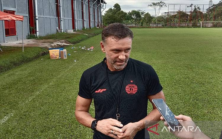 Arsip Foto - Pelatih Persija Jakarta Thomas Doll menjawab keterangan para pewarta setelah memimpin latihan tim di Nirwana Park Sawangan, Depok, Senin (20/2/2023). ANTARA/Rauf Adipati/am.