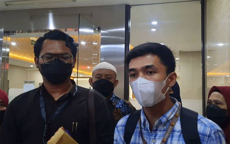 Pengacara keluarga korban Tragedi Kanjuruhan memberikan keterangan kepada wartawan usai melayangkan laporan ke penyidik Dittipidum di Bareskrim Polri, Jakarta, Senin (10/4/2023). ANTARA/Laily Rahmawaty