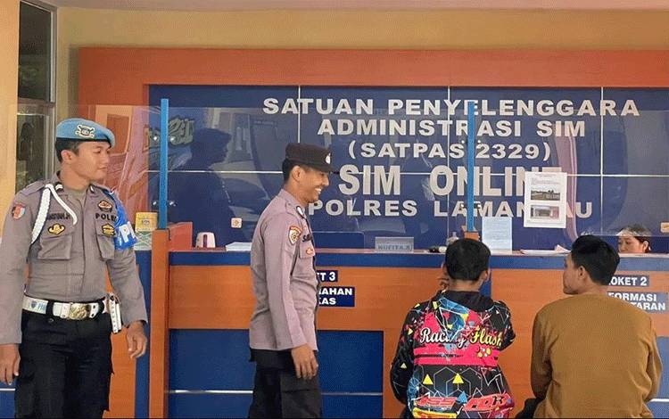 Anggota Propam dan Siwas Polres Lamandau secara rutin melaksanakan pengawasan dan moitoring pelayanan publik. (FOTO : HENDI NURFALAH)