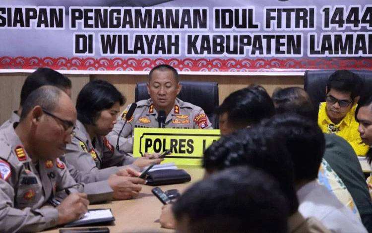 Kapolres Lamandau AKBP Bronto Budiyono memimpin rapat koordinasi lintas sektoral dalam rangka persiapan pengamanan hari raya Idul Fitri tahun 2023. (FOTO : HENDI NURFALAH)