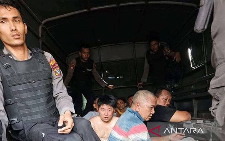 Personel Polrestabes Medan menggerebek lapak judi dan narkoba di perbatasan Kabupaten Deli Serdang-Binjai. (ANTARA/HO-Istimewa)