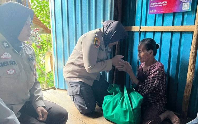 Tim Sambang Polwan Polres Kapuas saat berikan bantuan sembako kepada warga di Kecamatan Kapuas Hilir, Rabu, 12 April 2023. (FOTO: IST)
