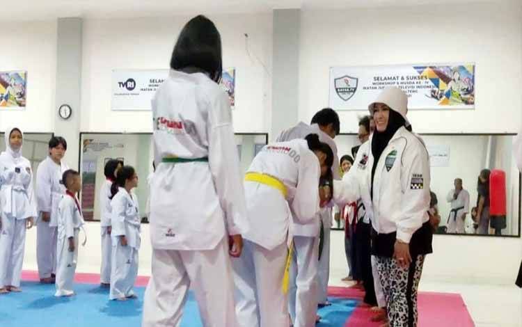 Wakil Wali Kota Palangka Raya Umi Mastikah mengunjungi tempat latihan atlet muda Taekwondo. (FOTO: HUMAS)