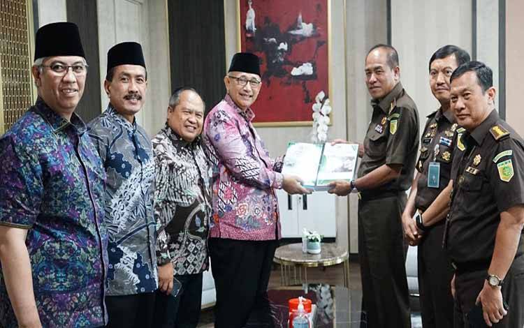 Kunjungan Ketua Umum DPP LDII KH Chriswanto Santosodi Kantor Kejaksaan Agung, Jakarta,Senin 10 April 2023. (FOTO: IST)