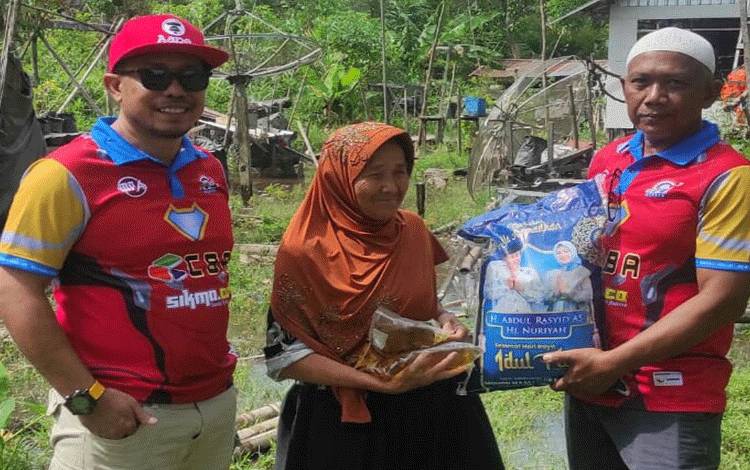 Komunitas Milenial Tanggap Bencana saat menyerahkan sedekah berupa beras dan minyak goreng kepada warga di Dusun Pipisan. (FOTO: IST)