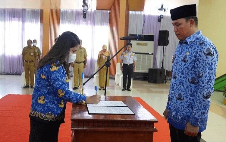 Salah satu ASN di lingkup Pemkab Lamandau menandatangani pakta integritas di hadapan Bupati Lamandau Hendra Lesmana, Kamis, 13 April 2023. (FOTO : HENDI NURFALAH)