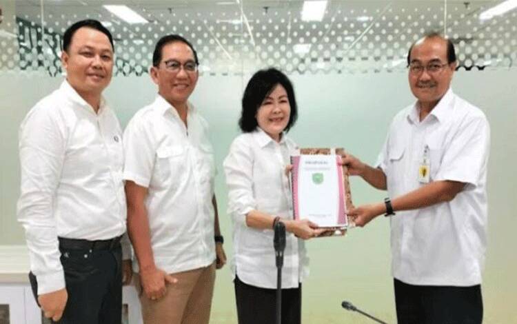 Bupati Pulang Pisau Pudjirustaty Narang menyerahkan proposal kepada Direktur Sanitasi Kementerian PUPR RI Tanozisochi Lase dalam upaya peningkatan pengelolaan persampahan, di Jakarta