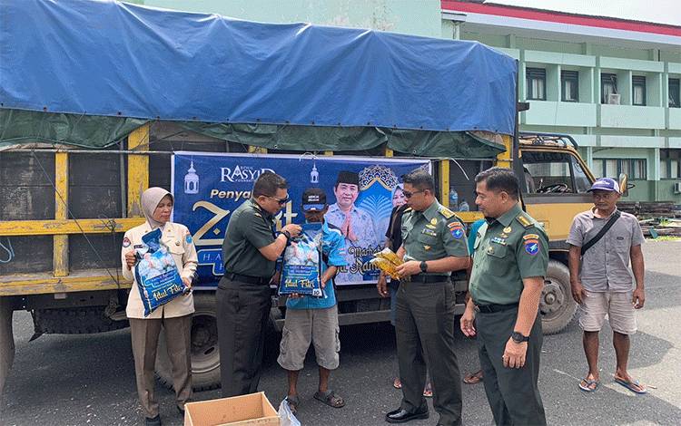 Penyaluran zakat H Abdul Rasyid melalui Korem 102/Panju Panjung.(FOTO: Klinik Bisnis untuk Borneonews