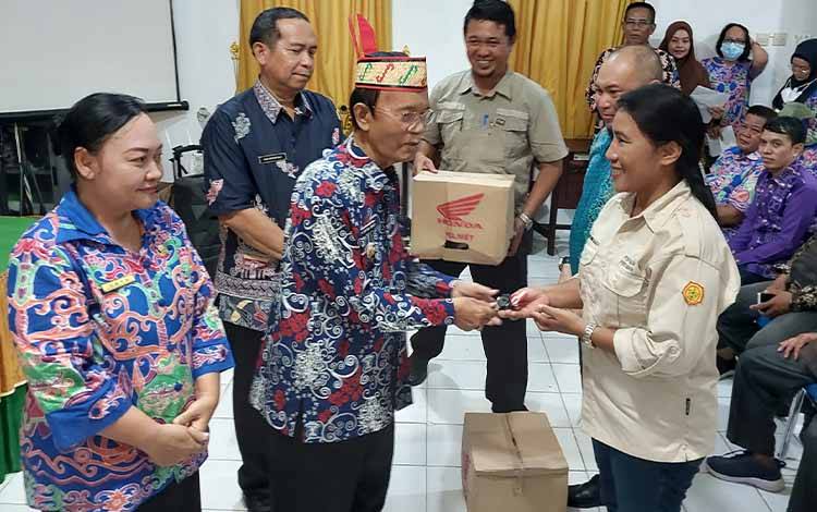 Plt Bupati Kapuas, HM Nafiah Ibnor secara simbolis menyerahkan kunci kontak kendaraan operasional untuk penyuluh pertanian, Kamis, 13 April 2023. (FOTO: DODI)