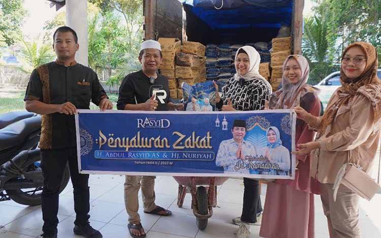 Zakat H Abdul Rasyid diserahkan kepada Badan Amil Zakat atau Baznas Provinsi Kalimantan Tengah untuk disalurkan kembali bagi masyarakat yang membutuhkan. (FOTO: Klinik Bisnis untuk Borneonews)