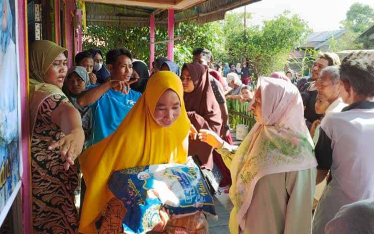 Penyaluran zakat berupa beras dan minyak goring dari keluarga besar H Abdul Rasyid AS dan Hj Nuriyah untuk masyarakat membutuhkan di Kuala Pembuang. (FOTO: FAHRUL)