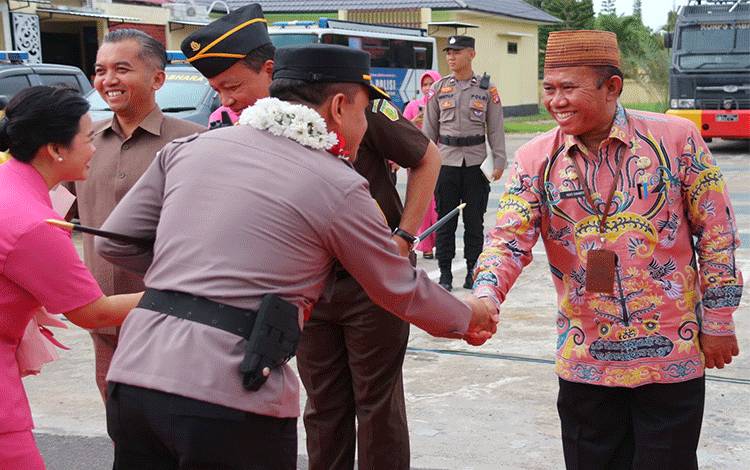 Asisten Pemerintahan dan Kesejahteraan Rakyat Setda Seruyan Agus Suharto berjabat tangan dengan Kapolres Seruyan yang baru AKBP Ampi Mesias Von Bulow. (Foto : PROKOM Seruyan)