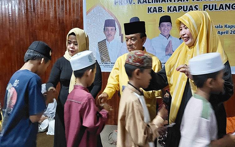 Dewan Pertimbangan Partai Golkar Kalteng, H Abdul Razak dan Ketua DPD Golkar Kapuas, Hj Noor Fazariah Kamayanti berbagi dengan anak yatim, Kamis,13 April 2023. (FOTO: DODI)