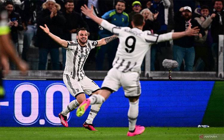 Selebrasi Federico Gatti (kiri) melakukan selebrasi setelah mencetak gol kemenangan Juventus dalam pertandingan leg pertama perempatfinal Liga Europa di Allianz Stadium pada 14 April 2023. ANTARA/AFP/MARCO BERTORELLO