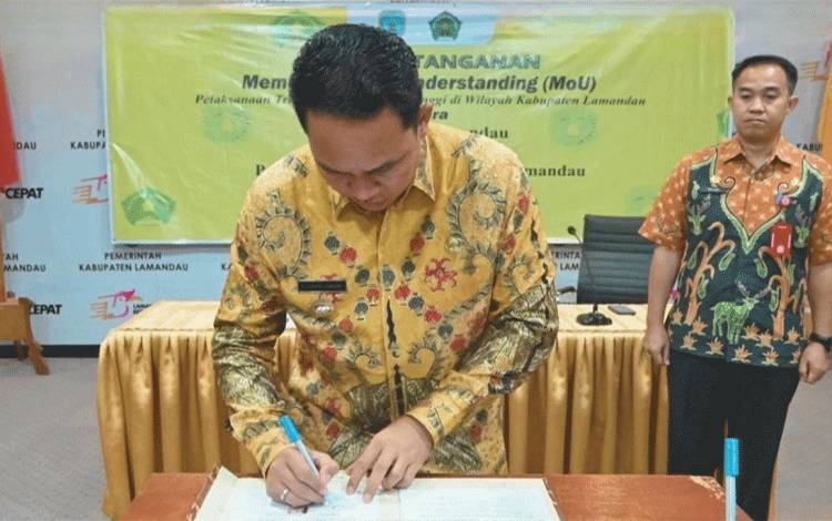 Bupati Lamandau Hendra Lesmana menandatangani nota kesepahaman bidang Pelaksanaan Tridharma Perguruan Tinggi dengan Polilaman. (FOTO : HENDI NURFALAH)