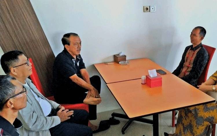 Wakil Ketua I DPRD Kalteng, Abdul Razak ketika melangsungkan pertemuan dengan sejumlah tokoh masyarakat umat Kaharingan di Kabupaten Barito Utara belum lama ini. (FOTO: DPRD KALTENG)