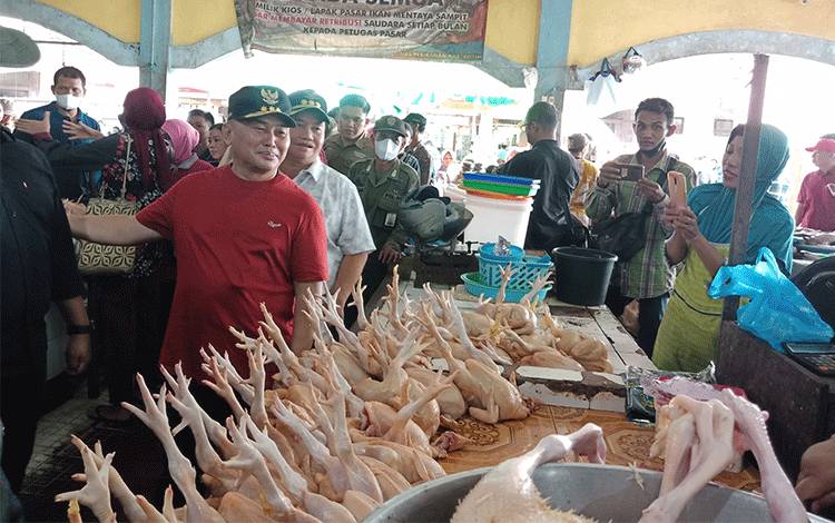 Gubernur Kalimantan Tengah Sugianto Sabran memantau harga sembako di Pasar PPM Sampit, Sabtu, 15 April 2023. (FOTO: DEWIP)