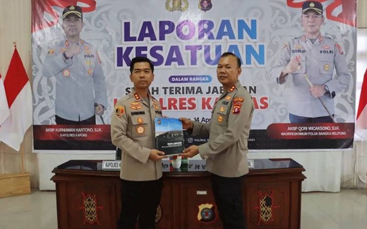 Pejabat lama Kapolres Kapuas AKBP Qori Wicaksono dan pejabat baru Kapolres Kapuas AKBP Kurniawan Hartono (kiri) usai sertijab, Sabtu, 15 April 2023. (FOTO: IST)