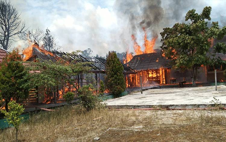 Kobaran api melalap bangunan kelas di SMP Negeri 3 Seruyan Tengah, Sabtu, 15 April 2023 siang (Foto ; Ist)