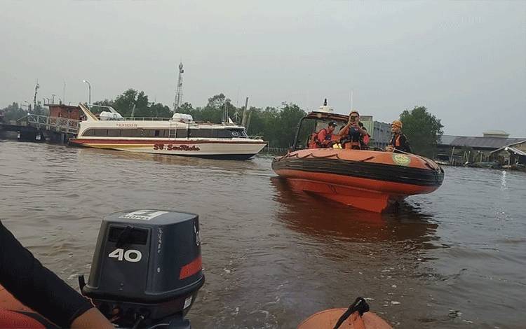 Pencarian orang hilang di Perairan Pengabuan Kabupaten Tanjabbar, Jambi, Sabtu (15/4/23).(ANTARA/HO/Basarnas Jambi)