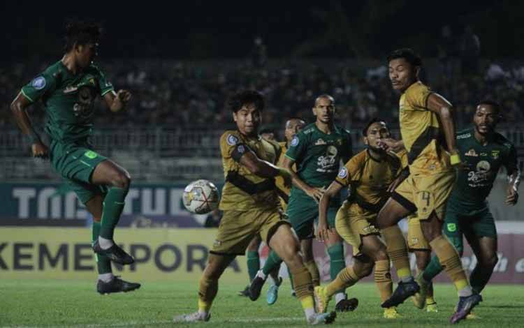 Pemain Persebaya Supriadi (kiri) melompat saat pertandingan melawan Dewa United dalam Liga 1 Indonesia musim 2022/2023 di Stadion Gelora Joko Samudro, Gresik, Sabtu(15/4/2023) malam. (ANTARA/Moch Asim)