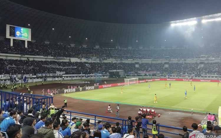Pertandingan Persib Bandung melawan Persikabo 1973 di Stadion GBLA, Kota Bandung, Jawa Barat, Sabtu (15/4/2023). (ANTARA/Bagus Ahmad Rizaldi)