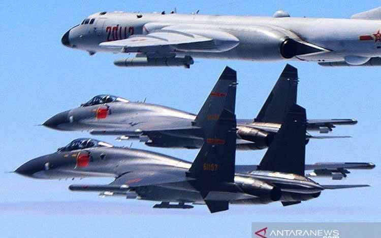 Ilustrasi - Dua pesawat tempur China J-11 dan satu pesawat pengebom H-6K saat berpatroli di wilayah udara antara China daratan dan Taiwan. (ANTARA/Xinhua)