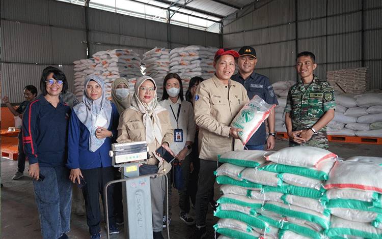 Pengecekan stok beras di Bulog Sampit, Kabupaten Kotawaringin Timur akhir pekan ini. (FOTO: IST)