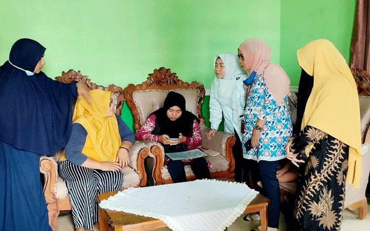 Tim BKKBN Malut melakukan pemutakhiran dan pendataan dengan berkunjung langsung dari rumah ke rumah. Bertemu langsung door to door untuk menjaga validitas data yang dihasilkan (Abdul Fatah)