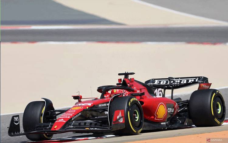 Pebalap Ferrari Charles Leclerc menjalani sesi tes pramusim di Sirkuit Internasional Bahrain, Sakhir. (25/2/2023) (AFP/GIUSEPPE CACACE)