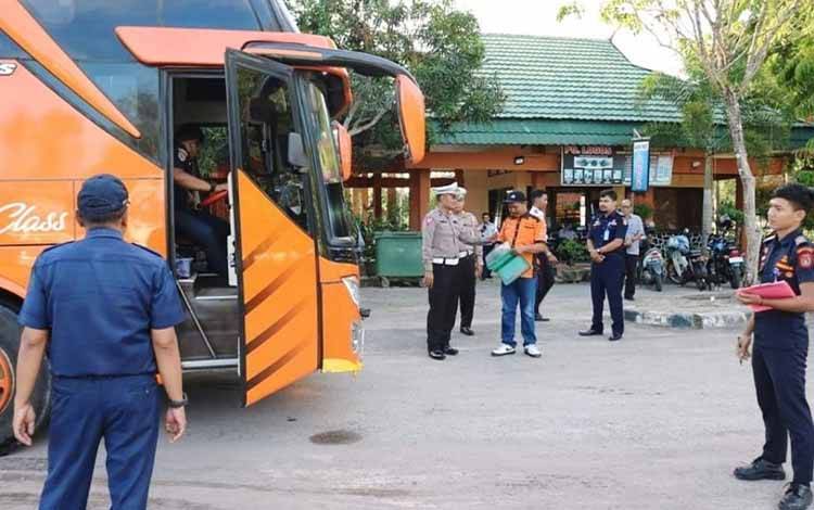 Dinas Perhubungan Kobar bersama Satlantas melakukan pemeriksaan fisik kendaraan angkutan penumpang umum di Terminal Tipe B Natai Suka Pangkalan Bun. (FOTO: DISHUB KALTENG)
