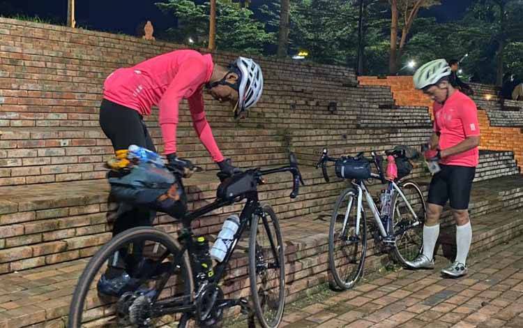 Dua pemudik asal Cikarang, Jawa Barat, Frans dan Widodo, memilih menggunakan sepeda untuk mudik ke Solo, Jawa Tengah, saat tengah beristirahat di Cirebon, Jawa Barat, Minggu (16/4/2023). ANTARA/Hreeloita Dharma Shanti