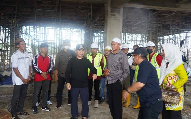 Gubernur Kalteng H. Sugianto Sabran saat meninjau progres pembangunan RSUD Prov. Kalteng di Desa Pembuang Hulu I baru baru ini. (FOTO: IST)