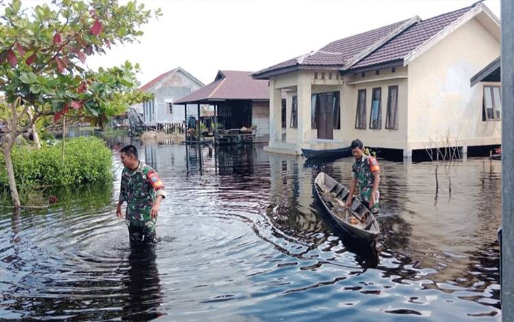 Danramil 1011-06/Kapuas Murung, Pelda M Rajab saat tinjau banjir di Desa Tambak Bajai, Kecamatan Dadahup. (FOTO: IST)