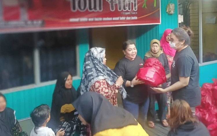 Ketua Komisi B DPRD Kota Palangka Raya Neni Adriati Lambung saat membagikan paket sembako kepada masyarakat. (FOTO : DOKUMEN PRIBADI)