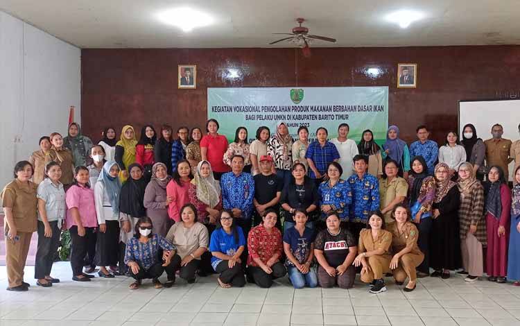 Pelatihan pembuatan produk makanan berbahan dasar ikan yang digelar Dinas Perdagangan Koperasi dan UKM Kabupaten Barito Timur, Senin, 17 April 2023