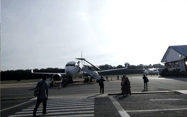 Penumpang memasuki pesawat di Bandara H Asan Sampit. (FOTO: DEWIP)