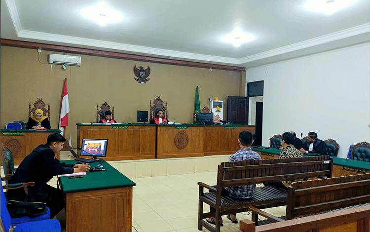 Dua terdakwa saat menjalani sidang putusan di Pengadilan Tipikor Palangka Raya, Kamis, 13 April 2023. (FOTO: APRIANDO)