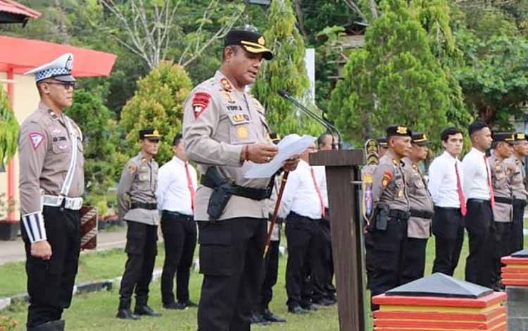 Kapolres Barito Timur AKBP Viddy Dasmasela saat memimpin Apel Gelar Pasukan Operasi Ketupat Telabang 2023, Senin, 17 April 2023. (FOTO: HUMAS POLRES BARTIM)