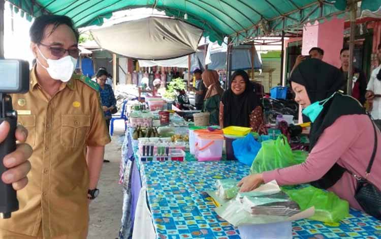 Wakil Bupati Katingan Sunardi Litang saat melakukan sidak di komplek Pasar Kasongan, Senin, 17 April 2023.
