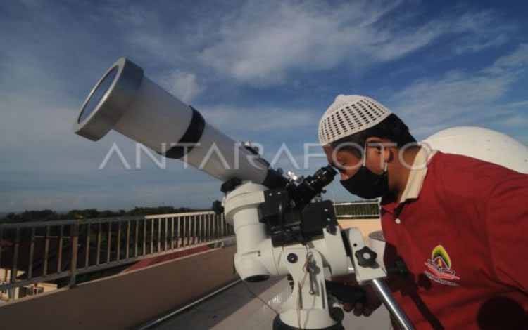 Staf pengajar mengamati Matahari saat terjadi gerhana sebagian di Observatorium Jokotole IAIN Madura, Pamekasan, Jawa Timur, Minggu (21/6/2020). (ANTARA FOTO/Saiful Bahri/hp.)