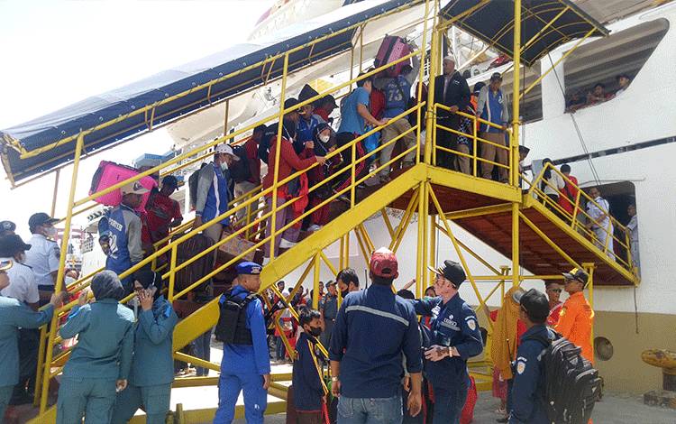 Para pemudik gratis saat menuju kapal, Selasa, 18 April 2023.(FOTO: NISA)