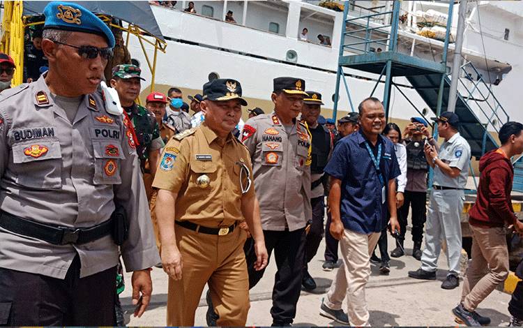 Gubernur Kalimantan Tengah Sugianto Sabran turun dari Kapal Leuser di Pelabuhan Sampit, Selasa, 18 April 2023. (FOTO: DEWIP)