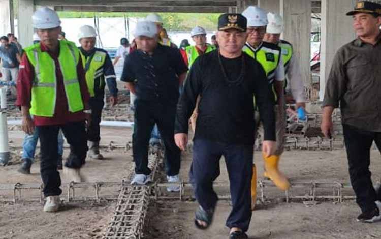 Gubernur Kalimantan Tengah, Sugianto Sabran saat memantau pembangunan di Kalteng, baru baru ini. (FOTO: IST)