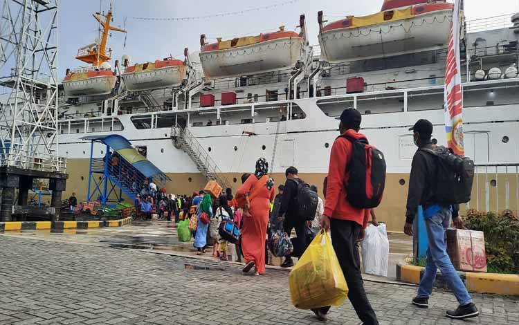 Pemudik saat akan naik ke kapal di Pelabuhan Panglima Utar Kumai. (FOTO : DANANG)