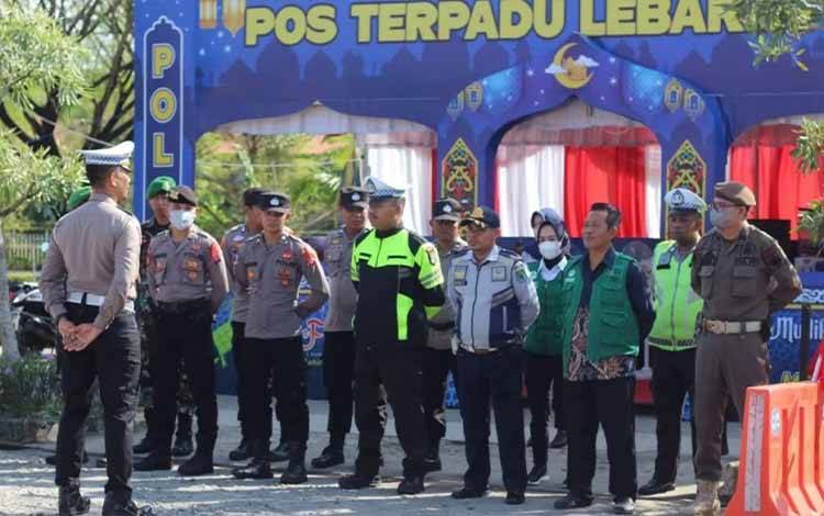 Personel gabungan bertugas di Pos Terpadu Ketupat Telabang di Kuala Kapuas, Rabu, 19 April 2023. (FOTO: IST)