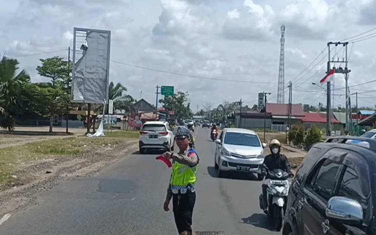 Situasi arus lalu lintas di Jalur Lintas Trans Kalimantan tepatnya di perbatasan Kalteng - Kalsel di Kecamatan Kapuas Timur pada Rabu, 19 April 2023. (FOTO: IST)