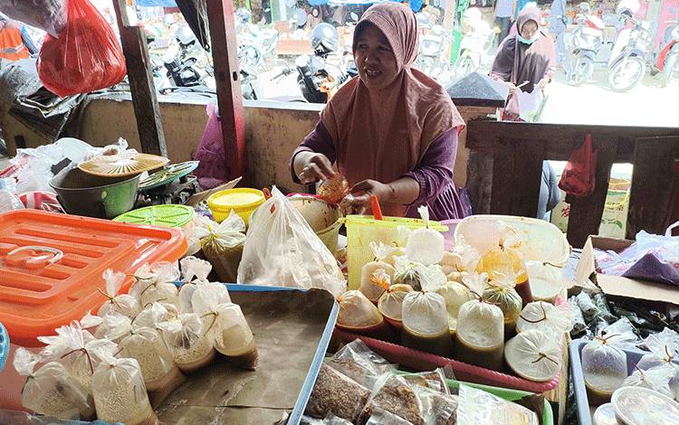 Salah satu pedagang bumbu masakan jadi di Pasar Sayur dan ikan kuala Pembuang (foto : Fahrul)